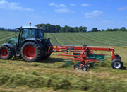 Νέα Σειρά Αναρτώμενων και Συρόμενων Χορτοσυλλεκτών με Διπλό Ρότορα